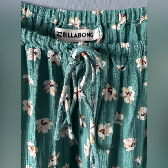 Billabong | Bell Sleeve Off-Shoulder Floral Top | M | Green - Picture 8 of 11